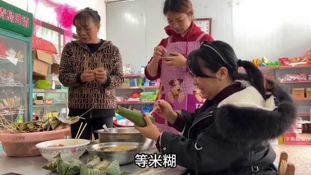 丫丫妈和阿珍学包粽子，有了大笑姑加入，包的不是粽子是快乐 смотреть онлайн