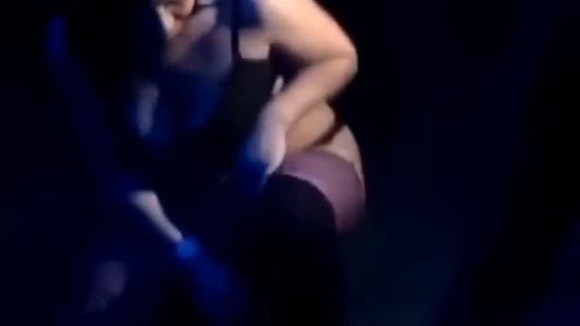 В России девушка разделась догола за коробку от iPhone смотреть онлайн