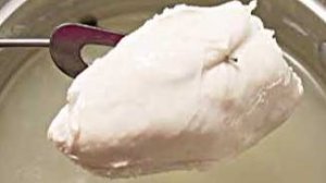 Варим вкусную куриную грудку для салата