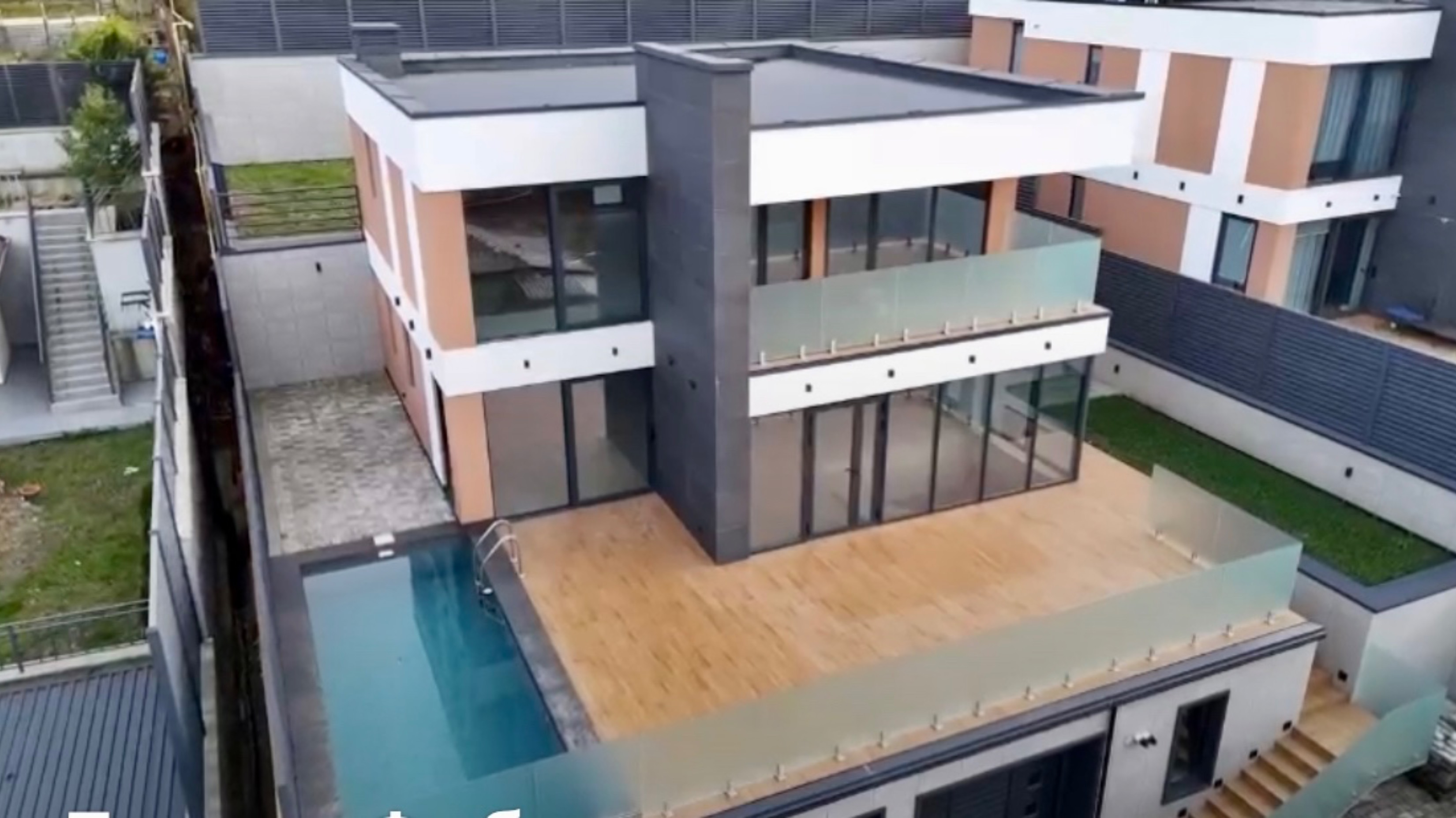 Почти в центре города Сочи есть роскошный коттедж с бассейном. Современный стиль дома смотреть онлайн