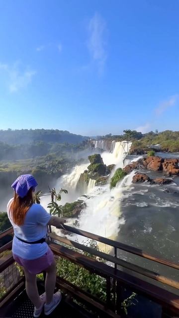 Самые мощные водопады в мире - Игуасу - находятся на границе Аргентины и Бразилии смотреть онлайн