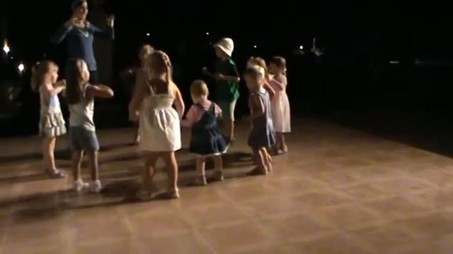 Hilton Nuweiba.дети танцуют.танцы таси.MPG смотреть онлайн