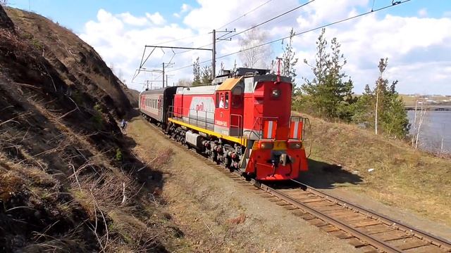 "Подмигнули". ТЭМ18ДМ-583 с пригородным поездом Шарташ - Алапаевск и приветливой бригадой смотреть онлайн