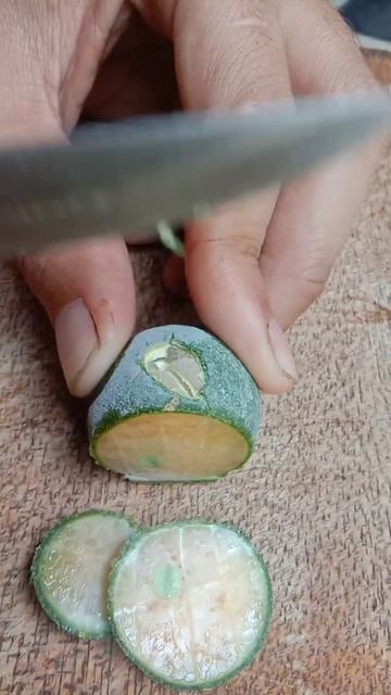 Most satisfying cutting the frozen lime asmr #shorts #youtubeshorts смотреть онлайн