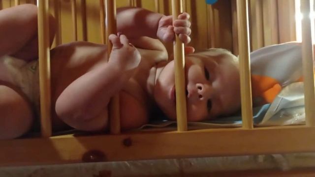 Вадим в 5 месяцев грызет кроватку смотреть онлайн