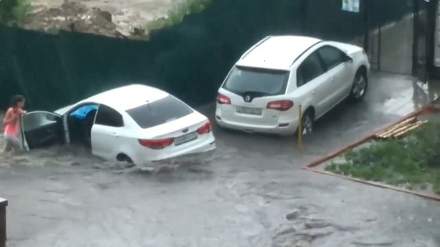 Девушка пытается спасти автомобиль! Ульяновский потоп 20 06 2016 смотреть онлайн