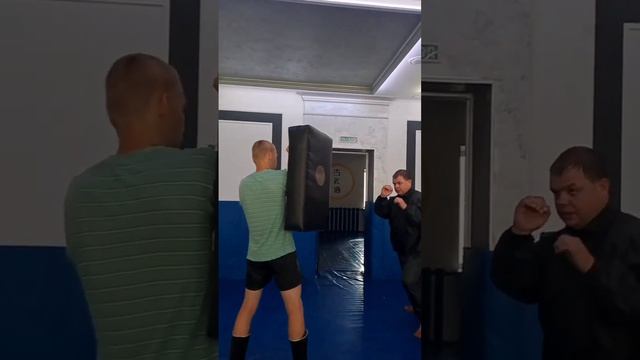 Отработка ударной техники ногами , клуб единоборств"Легион" г. Энгельс. смотреть онлайн