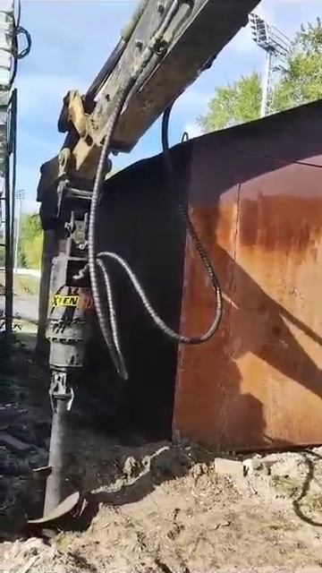 Гидробур EXTEN RX8 на экскаваторе-погрузчике MST смотреть онлайн