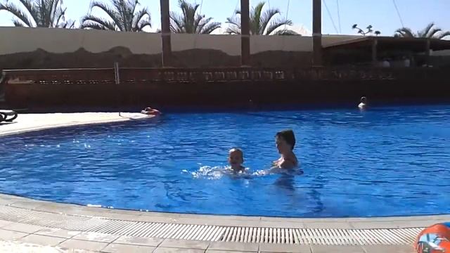 Купание в бассейне смотреть онлайн