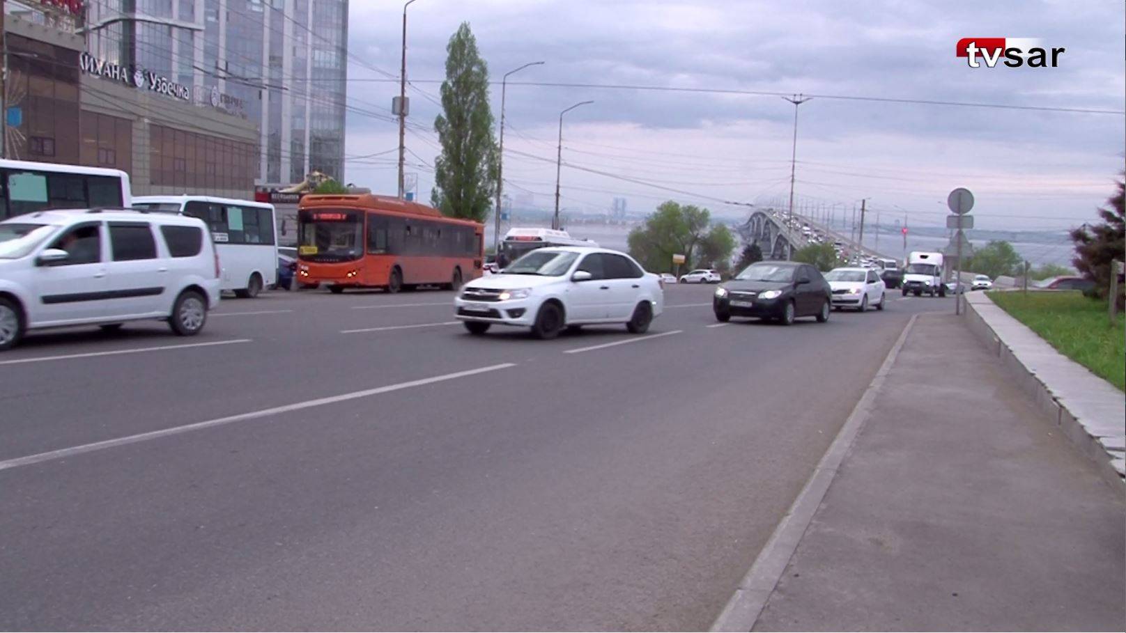 Автомобилисты в ожидании перекрытия улицы Соколовая в Саратове смотреть онлайн