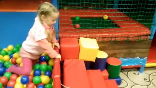 Детские развлечения. Сухой бассейн, горки, лабиринт... смотреть онлайн