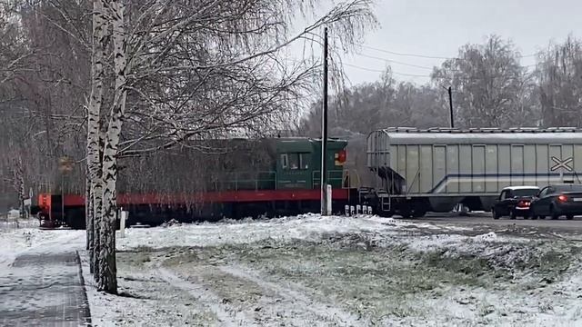 Маневровый тепловоз ЧМЭ3 с грузовым поездом на Ж/Д переезде. смотреть онлайн