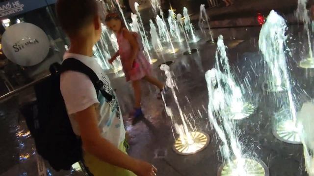 Екатеринославский бульвар в городе Днепре Вечерний Днепр Пешеходная зона в центре Днепра НОВЫЙ АРБА смотреть онлайн