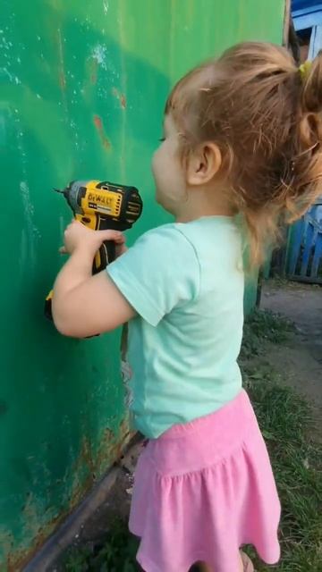 Буду с папой строить крышу.  I'll Build The Roof With My Dad.