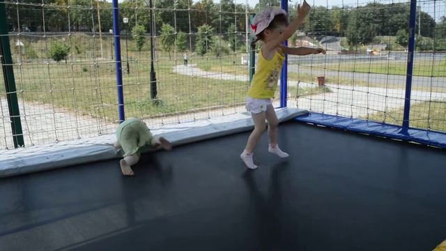 Девочки прыгают на батуте ) смотреть онлайн