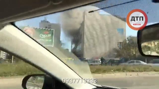 Серьезный пожар в Киеве на Жилянской: горит офисное знание, дым виден уже со всего правого берега. смотреть онлайн