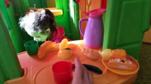 Вика играет в игровой комнате на базе отдыха "Парма"