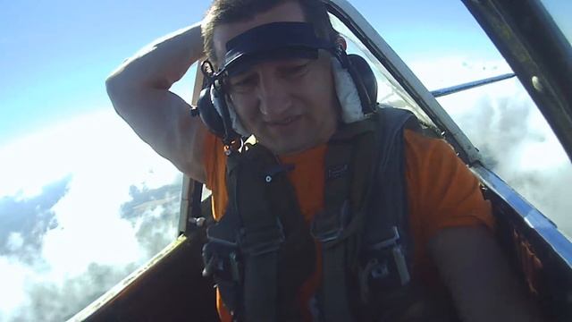 Полет на Як-52 с фигурами высшего пилотажа смотреть онлайн