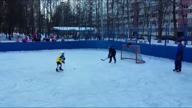 Булит в исполнении самого младшего участника. "Народный хоккей" по субботам на Светлановском 97. смотреть онлайн