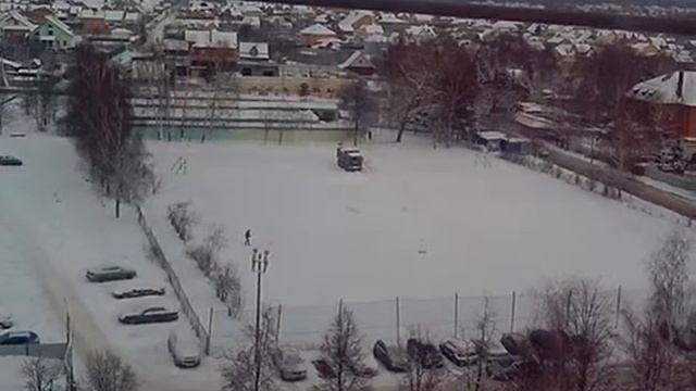 Горка для детей из грязного снега. смотреть онлайн