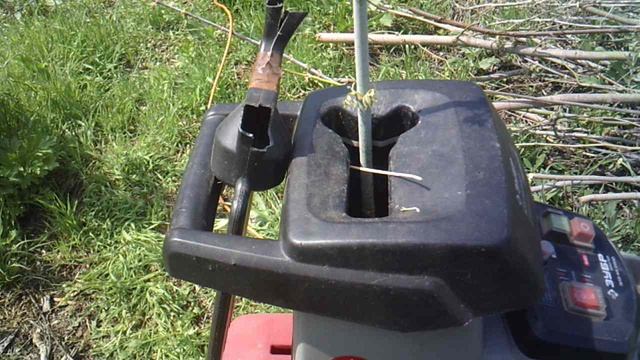 Измельчение ветки с гравитационной подачей