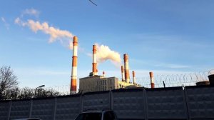 Дым из труб ТЭЦ-20 Москва