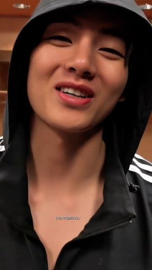 Сладкий голос и улыбка Тэ, это рай для ушей...