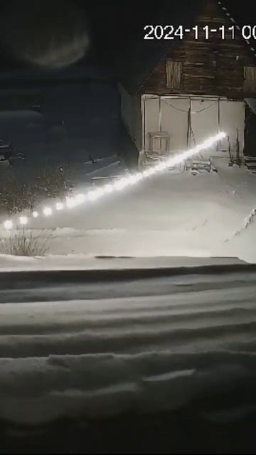 Снег сходит с крыши