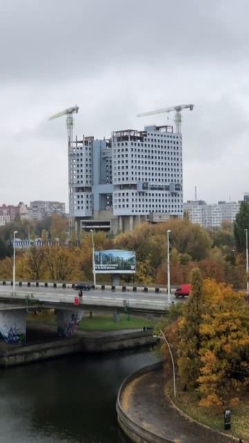 Калининградская осень,вид из окна отеля Холидей ИНН Калининград. смотреть онлайн