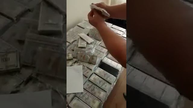 У заместителя начальника таможни в доме обнаружили 100 миллионов долларов и 18 тонн золота смотреть онлайн