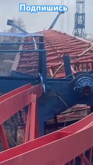 Два человека пострадали при падении подъемного крана