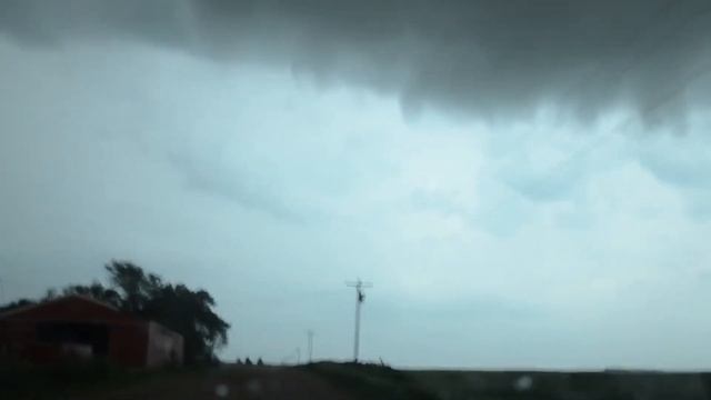 САМЫЕ МОЩНЫЕ И НЕВЕРОЯТНЫЕ ТОРНАДО СНЯТЫЕ НА КАМЕРУ. Смерчи и торнадо снятые на видео. смотреть онлайн