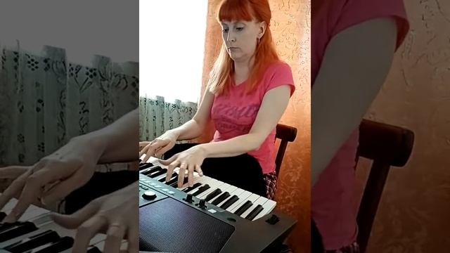 Рыжая девушка играет с котом на синтезаторе смотреть онлайн