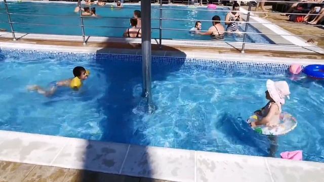 Дана собрала друзей на отдых возле бассейна смотреть онлайн