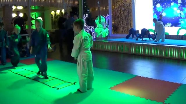 30.12.2016 г. Доброе кафе. Новогоднее спортивное шоу.Координационная дорожка. Training SPORTY KIDS смотреть онлайн