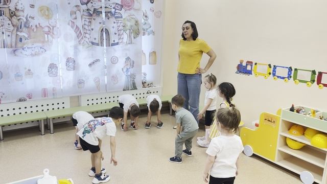 Зарядка в первой младшей группе "Конфетки"