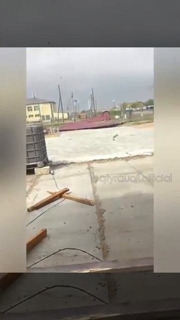Слетающую со здания школы крышу сняли на видео в Атыра смотреть онлайн