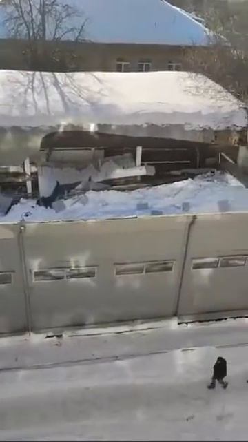 Обрушилась крыша ТЦ в Новой Купавне. смотреть онлайн