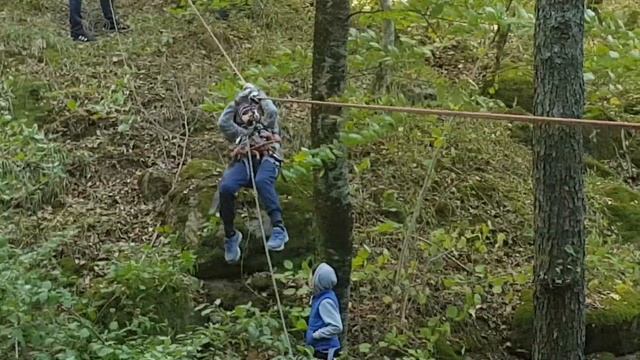 Дети первый раз переправляются по тросу👍 Наш первый выезд с туристическим кружком🤗 смотреть онлайн