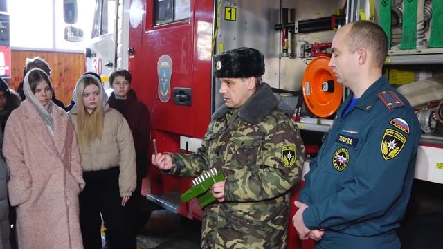 В Узловой на базе пожарно-спасательной части № 30 для детей провели экскурсию смотреть онлайн
