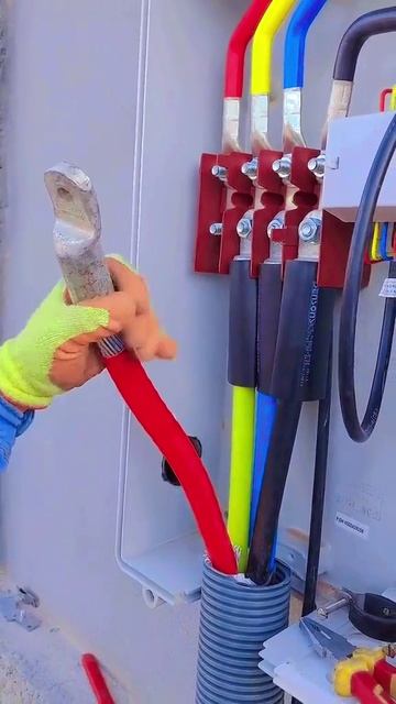 Подключение силовых кабелей к шинному узлу распределительного щита смотреть онлайн