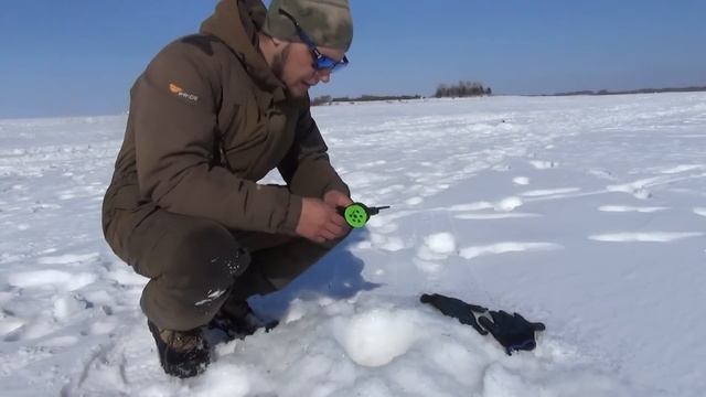 КУЧА ЗАГАРОВ! ПОПАЛИ НА ДИКИЙ ЖОР! Рыбалка на жерлицы в марте! смотреть онлайн