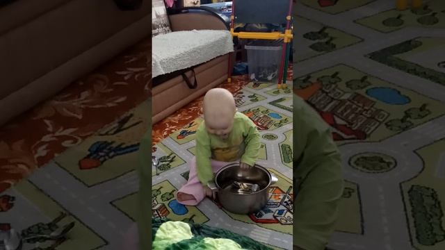 Арина играет смотреть онлайн