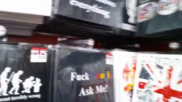 Забавные маечки в сувенирном магазине Лондона смотреть онлайн