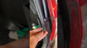 Замена газовых упоров крышки багажника приора универ?