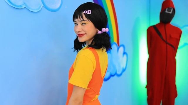 Мы построили ОГРОМНУЮ Куклу из Игры в Кальмара смотреть онлайн