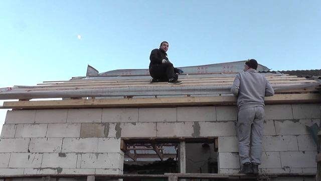 Обрешётка и т.д. второй части крыши. Строительство при? смотреть онлайн