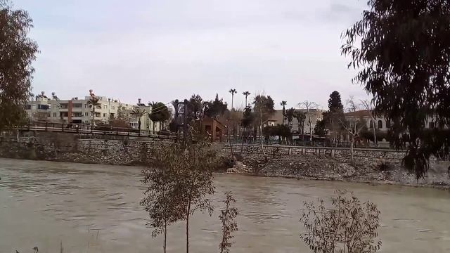Речка в Silifke (Турция) и висячий мост смотреть онлайн