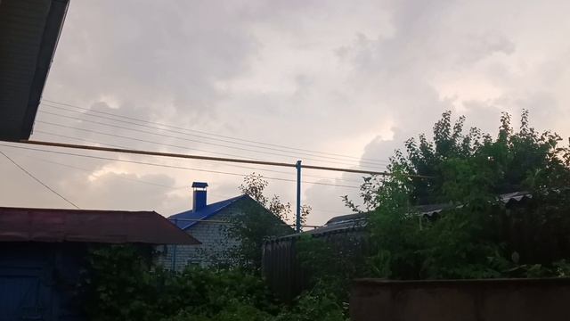 5 минут грозы в деревне. Дождь бьёт по крыше.