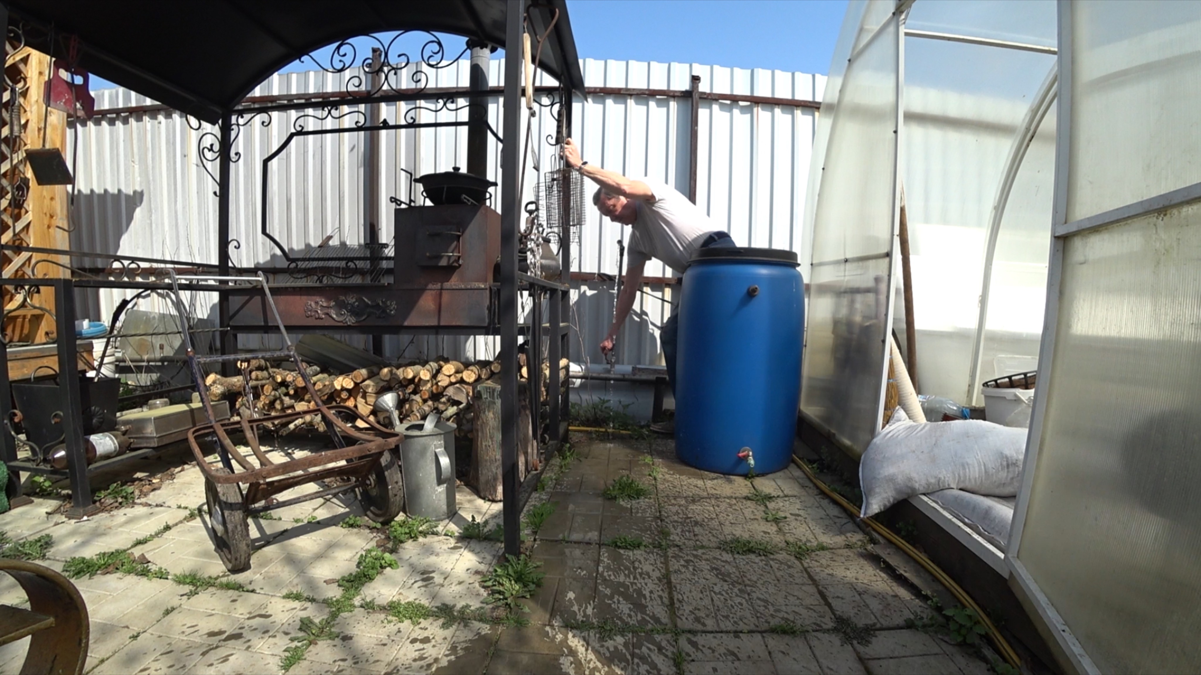 О, тёпленькая пошла 🤣. Много весенних работ. Разговаривать нет времени. смотреть онлайн